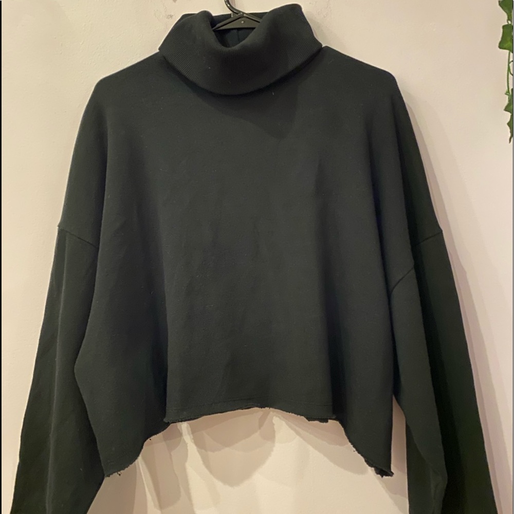 American Eagle Black Women’s Cropped Turtleneck. Wide sleeves. Size M. LIKE NEW